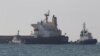 Kapal meninggalkan pelabuhan Chornomorsk setelah dimuati biji-bijian Ukraina, 9 Agustus 2022. 
