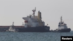 Kapal meninggalkan pelabuhan Chornomorsk setelah dimuati biji-bijian Ukraina, 9 Agustus 2022. 