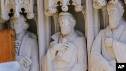 تندیس رابرت ای لی از دانشگاه دوک حذف شد