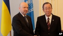 Ukrainaning muvaqqat prezidenti Oleksandr Turchinov (chapda) BMT Bosh kotibi Pan Gi-Mun bilan. Kiyev, 21-mart 2014-yil.