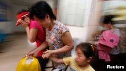 지난 2007년 11월 중국에서 미얀마와 라오스를 거쳐 태국에 입국한 탈북 난민들이 태국 경찰에 연행되고 있다. (자료사진)