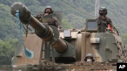 Soldats de l'armée sud-coréenne lors de l'exercice annuel à Paju, près de la frontière avec la Corée du Nord, le 23 juin 2020.