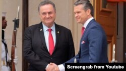  پیت هگست، وزیر دفاع آمریکا، در دیدار با یسرائیل کاتز، وزیر دفاع اسرائیل