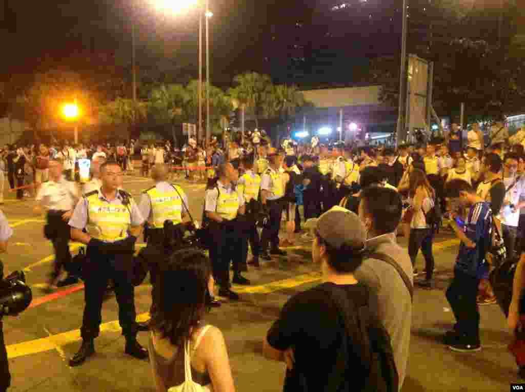 和平占领中环行动星期天凌晨正式启动（美国之音海彦拍摄）