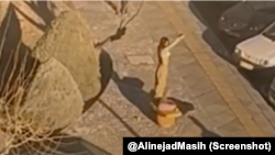 عریانی اعتراضی یک زن در تهران