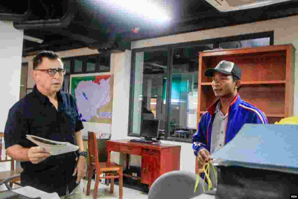 លោក ​Douglas Steele​ ​អ្នក​គ្រប់គ្រង​ទូទៅ​របស់​កាសែត​ The Cambodia Daily រាជធានីភ្នំពេញ​ ថ្ងៃទី៤ ខែកញ្ញា​ ឆ្នាំ២០១៧។ (ខាន់ សុគុំមនោ/VOA)