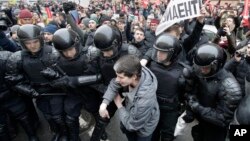 مقابله پلیس روسیه با مخالفان. آرشیو