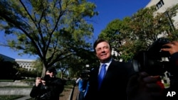 លោក Paul Manafort​ ចាកចេញ​ពី​តុលាការ​សហព័ន្ធ Federal District Court នៅ​ក្នុង​រដ្ឋធានី​វ៉ាស៊ីនតោន កាលពី​ថ្ងៃទី៣០ ខែតុលា ឆ្នាំ២០១៧។