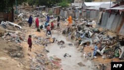 ពលរដ្ឋ​សូម៉ាលី​ដើរ​នៅ​តាម​ផ្លូវ បន្ទាប់​ពី​មាន​ព្យុះ​ភ្លៀង​បោកបក់​ទៅ​លើ​ក្រុង Mogadishu កាលពី​ថ្ងៃទី៨ ខែមិថុនា ឆ្នាំ២០១៨។