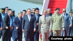 شهباز شریف، صدراعظم پاکستان، روز دوشنبه از لی چیانگ،‌صدراعظم چین،‌ در میدان هوایی نظامی نورخان در نزدیکی اسلام آباد پذیرایی کرد 