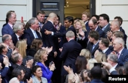 Pemimpin baru Partai Konservatif Inggris Rishi Sunak memberi isyarat di luar Markas Kampanye Konservatif, di London, Inggris 24 Oktober 2022. (REUTERS/Maja Smiejkowska)