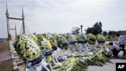 និស្សិត​ដាក់​កម្រង​ផ្កា​​កាល​ពី​ថ្ងៃ​ទី​២៥ វិច្ឆិកា ២០១០ ដើម្បី​ក្នុង​អំឡុង​ពិធី​រំឮក​ដល់​អ្នក​ស្លាប់​ក្នុង​ព្រឹត្តិការណ៍​រត់​ជាន់​គ្នា​ដ៏​រន្ធត់​ដែល​បាន​សម្លាប់​អ្នក​ចូល​រួម​បុណ្យ​អុំ​ទូក​ប្រមាណ​៣៥៣​នាក់ កាល​បី​ប៉ុន្មាន​ថ្ងៃ​មុន​នោះ។