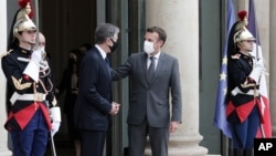 Prezida w'Ubufaransa Emmanuel Macron kumwe n'umushikiranganji ajejwe imigenderanire y'Amerika n'ayandi makungu, Antony Blinken 