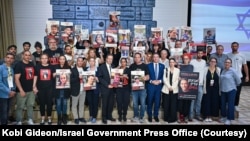 资料照片：以色列总统赫尔佐格会晤被哈马斯劫为人质的家人。(2023年10月22日) 