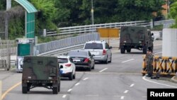 지난 6월 한국 정부 관계자들이 개성공단 내 남북연락사무소 개설을 논의하기 위해 파주 남북출입사무소를 지나 북한으로 향하고 있다.