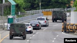 지난 6월 한국 정부 관계자들이 개성공단 내 남북연락사무소 개설을 논의하기 위해 파주 남북출입사무소를 지나 북한으로 향하고 있다.