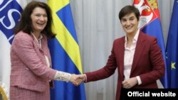 Predsednica Vlade Srbije Ana Brnabić rukuje se sa predsedavajućom Organizaciji za evropsku bezbednost i saradnju (OEBS) i ministarkom spoljnih poslova Švedske An Linde, u Beogradu, 25. maja 2021. (Foto: Sajt Vlade Srbije, https://www.srbija.gov.rs)