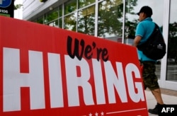 버지니아주 알링턴의 학 식당 앞에 사람을 구한다는 안내 팻말이 붙어있는 모습. (자료 사진)