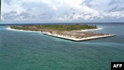 Janubiy Xitoy dengizi kemalar tez-tez qatnovchi yo’lak, talaygina neft makoni sanaladi. Hududga Xitoy, Bruney, Malayziya, Filippin, Tayvan va Vyetnam da’vogar.