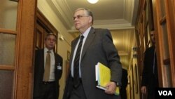 Menteri Keuangan Yunani, Lucas Papademos (tengah) tiba untuk menghadiri rapat kabinet Yunani (14/2). Yunani diperkirakan masih akan menghadapi utang yang besar beberapa tahun mendatang.