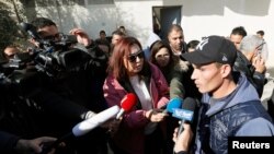 Walid, le frère du suspect tunisien de l'attentat de Berlin, parle aux journalistes dans le village natal de la famille, à Oueslatia en Tunisie, le 22 décembre 2016.