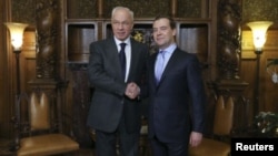 PM Rusia Dmitry Medvedev (kanan) menerima kunjungan PM Ukraina Mykola Azarov, Selasa (24/12) di Moskow. 
