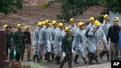 泰国营救人员2018年7月10日继续岩洞救人行动（美联社）