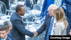Rais Uhuru Kenyatta wa Kenya (Kushoto) asalimiana na Rais Donald Trump wa Marekani walipohudhuria mkutano wa G7 nchini Italia tarehe 27 mwezi Mei, 2017. Mkewe Trump, Melania Trump (Kulia), anawatazama.