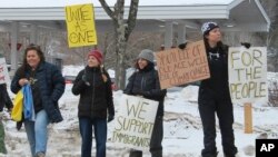 Manifestan kanpe sou Ri Prensipal vil Waitsfield, eta Vermont pou pwoteste kont vizit Vis Prezidan JD Vance, 1 Mas, 2025. 