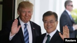 Presiden Trump dengan Presiden Korea Selatan Moon Jae-in