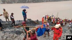 미얀마 북부 카친주의 옥 광산에서 산사태가 발생한 후 구조대원들이 2일 희생자 시신을 옮기고 있다. 