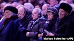 Para penyintas Holocaust menghadiri peringatan di kamp kematian Nazi Auschwitz-Birkenau, di Oswiecim, Polandia, Senin, 27 Januari 2020. 