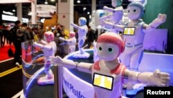 មនុស្ស​យន្ដ iPal Smart ប្រើ​បច្ចេកវិទ្យា​បញ្ហានិម្មិត AI របស់​ក្រុមហ៊ុន Avatarmind ត្រូវ​បាន​ផលិត​ឡើង​សម្រាប់​កុមារ និង​មនុស្ស​ចាស់​ និង​ត្រូវ​បាន​ដាក់​តាំង​បង្ហាញ​នៅ​ក្នុង​ពិធី​តាំង​ពិព័ណ៌ CES ឆ្នាំ២០១៨ នៅក្រុង Las Vegas រដ្ឋ Nevada។