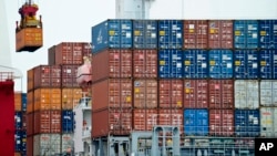 中国天津港口的集装箱(资料照片)