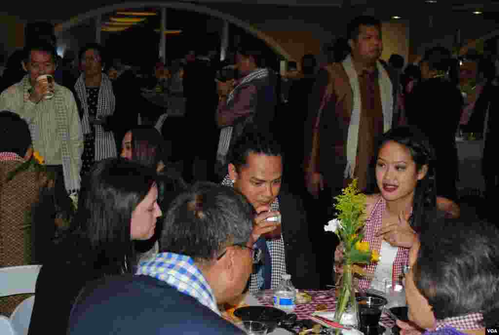 ភ្ញៀវ​ចូលរួម​នៅក្នុង​ពិធី​ប្រារព្ធ​ខួប​អនុស្សាវរីយ៍​បុណ្យ​ឯករាជ្យ​ជាតិដែល​បាន​ធ្វើ​ឡើង​នៅ​ថ្ងៃទី៩ ខែវិច្ឆិកា ឆ្នាំ២០១៥ ក្នុង​ទីក្រុង Long Beach រដ្ឋCalifornia។ (ម៉ែន គឹមសេង/VOA)&nbsp;