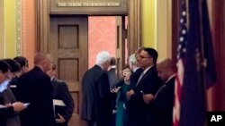 សមាជិក​ព្រឹទ្ធសភា​ប្រមូល​ផ្តុំ​គ្នា​ដើម្បី​ជួប​ជាមួយ​នឹង​លោក Mitch McConnell មេដឹកនាំ​សំឡេង​ភាគច្រើន​នៅ​ក្នុង​ព្រឹទ្ធសភា​អំពី​កិច្ចខិតខំ​ប្រឹងប្រែង​របស់​គណបក្ស​សាធារណរដ្ឋ​ក្នុង​ការ​កែប្រែ​ច្បាប់​ពន្ធដារ​អាមេរិក នៅ​វិមាន​សភា Capitol Hill ក្នុង​រដ្ឋធានី​វ៉ាស៊ីនតោន កាលពី​ថ្ងៃទី១ ខែធ្នូ ឆ្នាំ២០១៧។