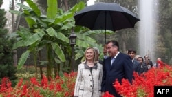 AQSh Davlat kotibasi Xillari Klinton 2011-yilning oktabrida Tojikistonga borganida, prezident Imomali Rahmon uni o'z dala hovlisida mehmon qilgan