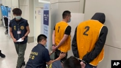 រូបឯកសារ៖ ប៉ូលិស​កំពុង​ឆែកឆេរ​ជនសង្ស័យ​ពីរនាក់កាលពីថ្ងៃទី​១៨ សីហា ឆ្នាំ២០២២។