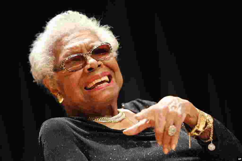 Maya Angelou menjawab pertanyaan dalam acara peresmian potretnya di National Portrait Gallery, Smithsonian di Washington, 5 April 2014.