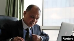 资料照片- 余文生律师在他位于北京的办公室查看自己的诉讼案卷。（2017年2月24日）