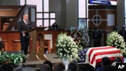 Mantan Presiden AS George W. Bush berbicara dalam acara pemakaman anggota Kongres John Lewis di kota Atlanta, Georgia, Kamis (30/7). 