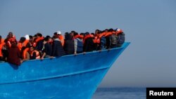 Migrans berdesakan di sebuah kapal kayu menunggu untuk diselamatkan di sekitar perairan internasional di Laut Tengah lepas pantai Sabratha di Libya. (Foto:dok)