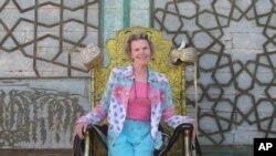 Judit Leytem (Judith Latham) Buxoro amiri taxtida, aprel 2012