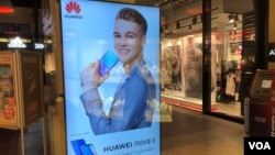 资料照：在捷克共和国布拉格一家大型购物中心内的华为手机广告。（2018年9月29日）