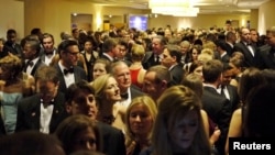 Les invités attendant de le hall avant d'entrée dans la salle de réception lors du dîner des correspondants à la Maison-Blanche, le 25 avril 2015.