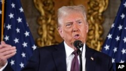 当选总统特朗普在佛罗里达州海湖庄园举行的记者会上讲话。(2024年1月7日)