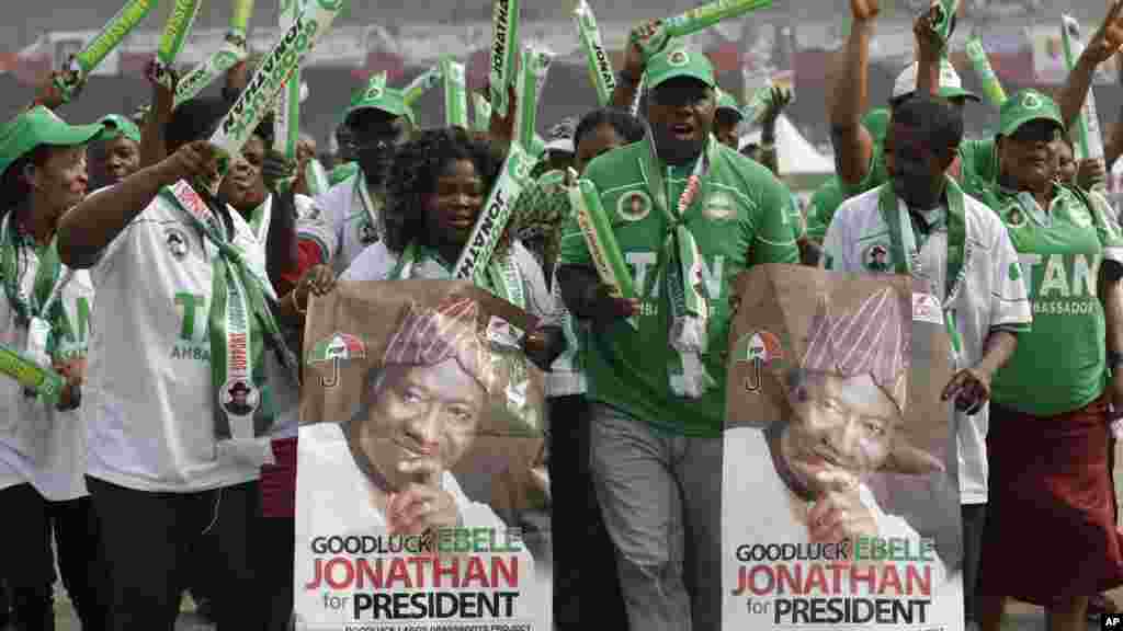 Magoya bayan Shugaba Jonathan a Tafata Square, Janairu 8, 2014.