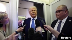 2025년 2월 19일 도널드 트럼프 미국 대통령이 워싱턴D.C.로 돌아오는 에어포스원에서 기자들과 대화를 하고 있다.