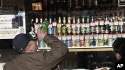 បុរសជាតិរុស្ស៊ីផឹកស្រានៅហាងលក់ស្រាមួយនៅក្នុងទីក្រុងមូស្ក៊ូកាលពីឆ្នាំមុន។