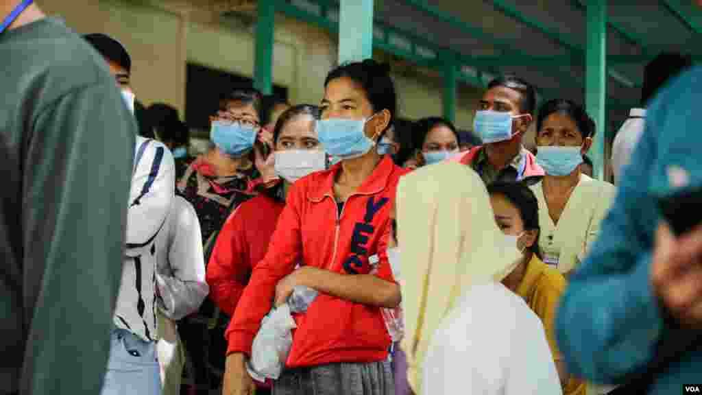 ពលរដ្ឋ​កម្ពុជា​មួយចំនួន​ ឈរ​មើល​លោក​នាយក​រដ្ឋមន្ត្រី​ ហ៊ុន សែន​ មក​ទទួល​​ការ​ចាក់​​វ៉ាក់សាំង​បង្ការ​ជំងឺ​កូវីដ១៩​​ របស់​ក្រុមហ៊ុន​ AstraZeneca​ នៅ​មន្ទីរពេទ្យ​កាល់ម៉ែត្រ​​ ភ្នំពេញ​ ថ្ងៃទី៤​ ខែមីនា​ ឆ្នាំ២០២១។​ (ហ៊ាន សុជាតា/​វីអូអេ​)